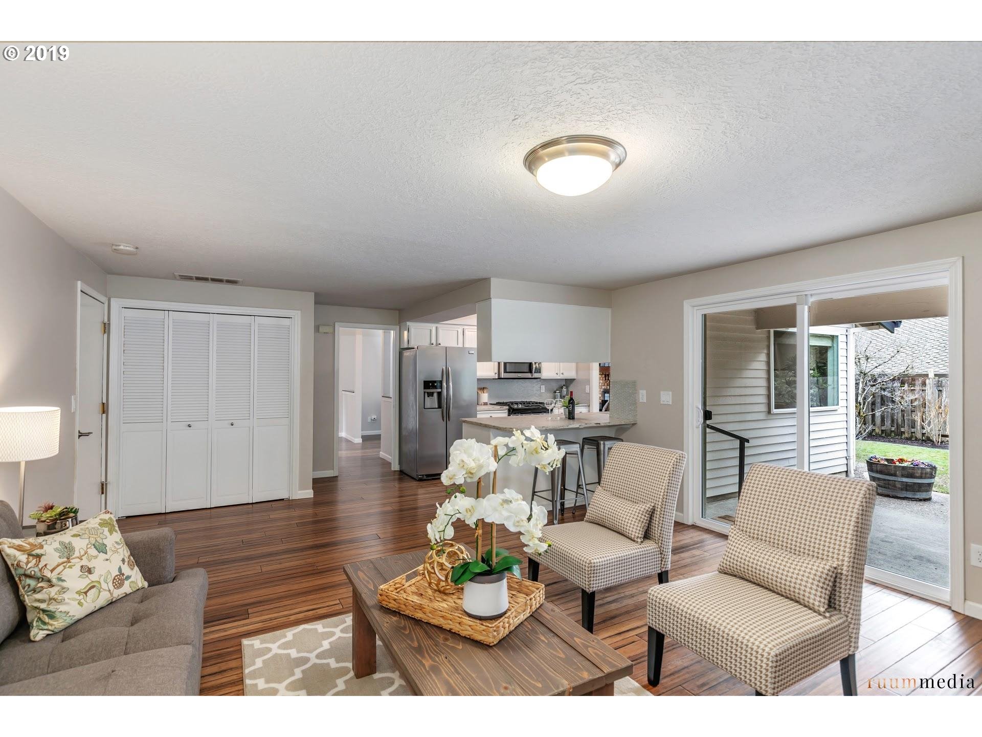 6018 Southwest Jan Tree Court Portland, OR 97219 - Photo 15 of 27 Family Room