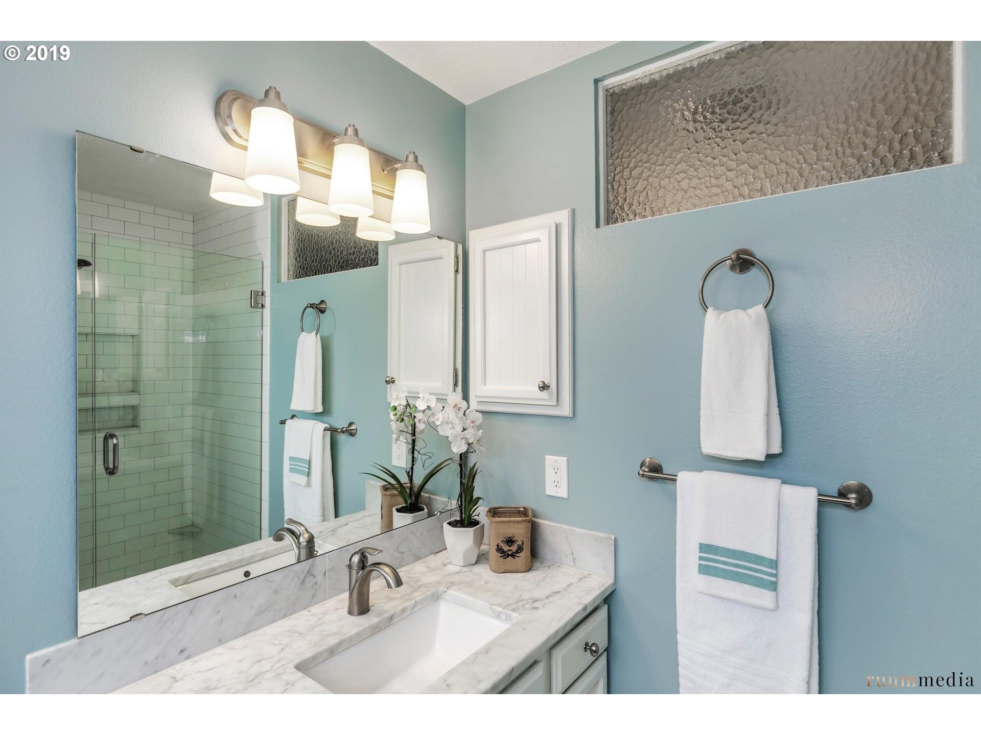 6018 Southwest Jan Tree Court Portland, OR 97219 - Photo 18 of 27 Bathroom, Attached