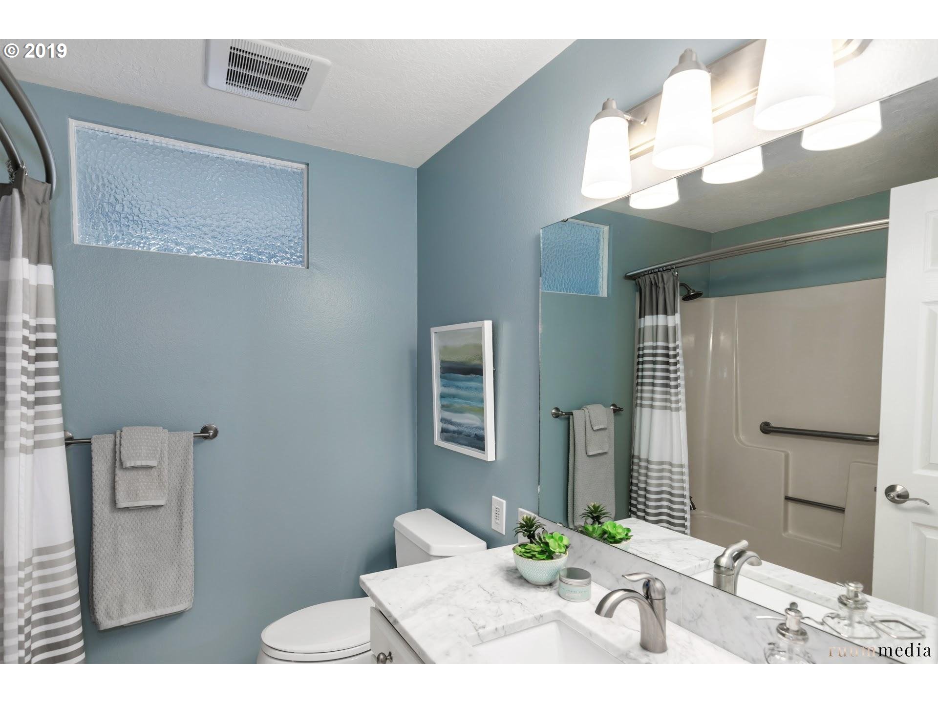 6018 Southwest Jan Tree Court Portland, OR 97219 - Photo 19 of 27 Bathroom