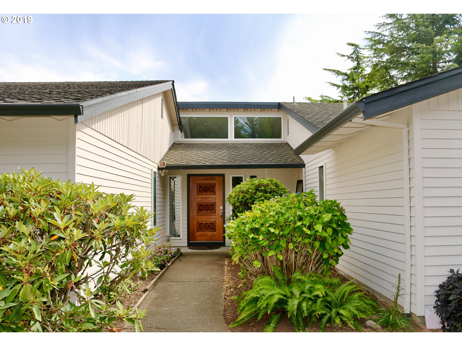 6018 Southwest Jan Tree Court Portland, OR 97219 - Photo 3 of 27 Gallery Image 3