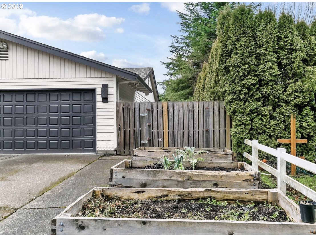 6018 Southwest Jan Tree Court Portland, OR 97219 - Photo 5 of 27 Gallery Image 5