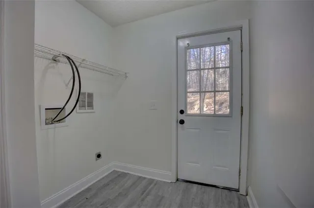 a view of a house with backyard