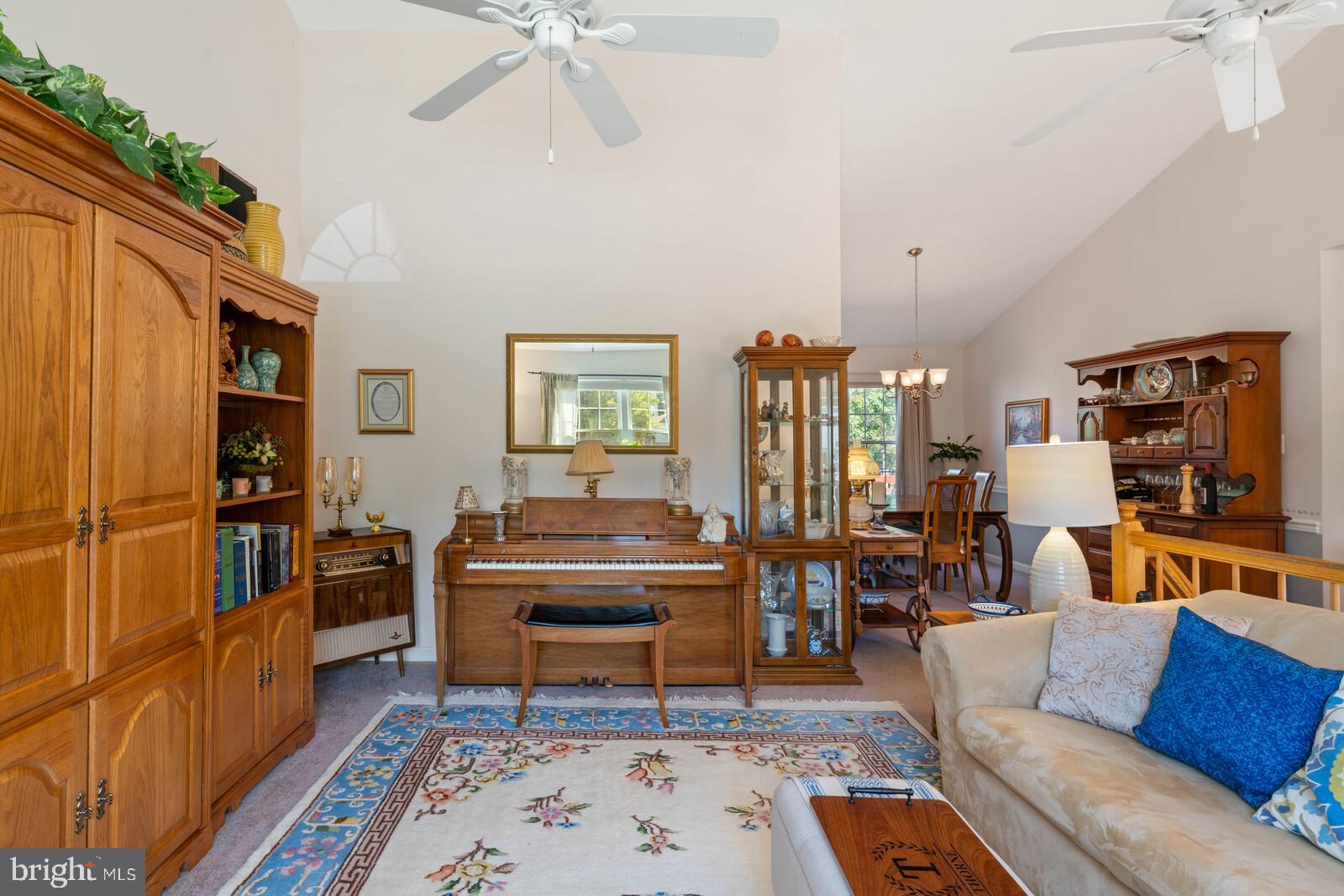10448 Labrador Loop Manassas, VA 20112 - Photo 7 of 33 Living Room