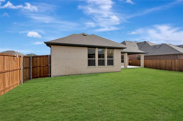 a view of a house with a backyard