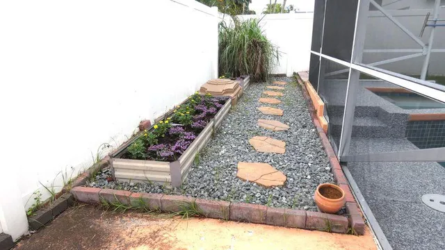 a view of a backyard