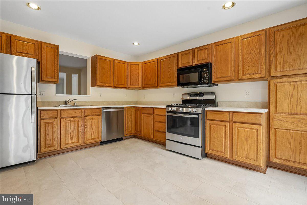 1711 Blue Flint Court Reston, VA 20190 - Photo 5 of 37 Abundant Cabinetry