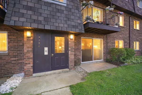 $209,900 | 9386 Bay Colony Drive, Unit 1S, Des Plaines, IL 60016