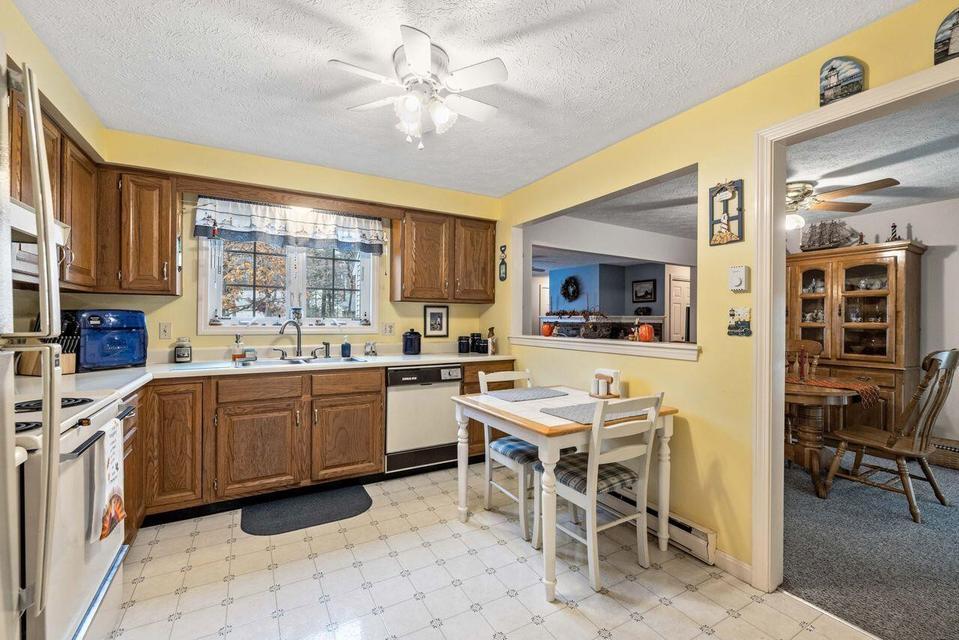 6 Laurel Circle, Unit 6 Kennebunk, ME 04043 - Photo 9 of 23 20251105175101515772000000-o