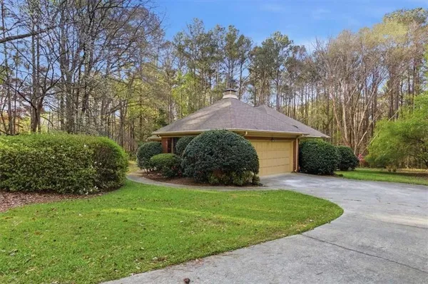 a view of a house with a yard