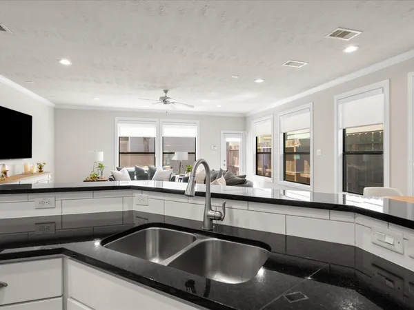 $785,000 | 540 West 24th Street, Unit B, Houston, TX 77008