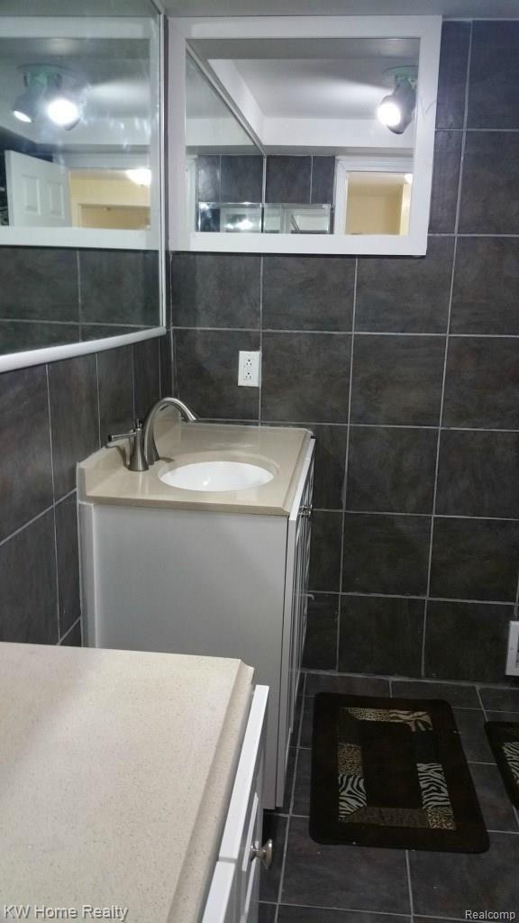 23530 Rockingham Street Southfield, MI 48033 - Photo 50 of 67 20150520_114257.jpg