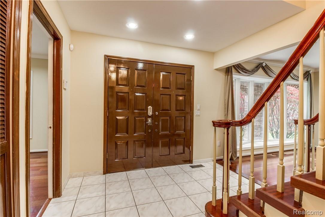 35526 Springvale Street Farmington, MI 48331 - Photo 15 of 51 Front Entryway