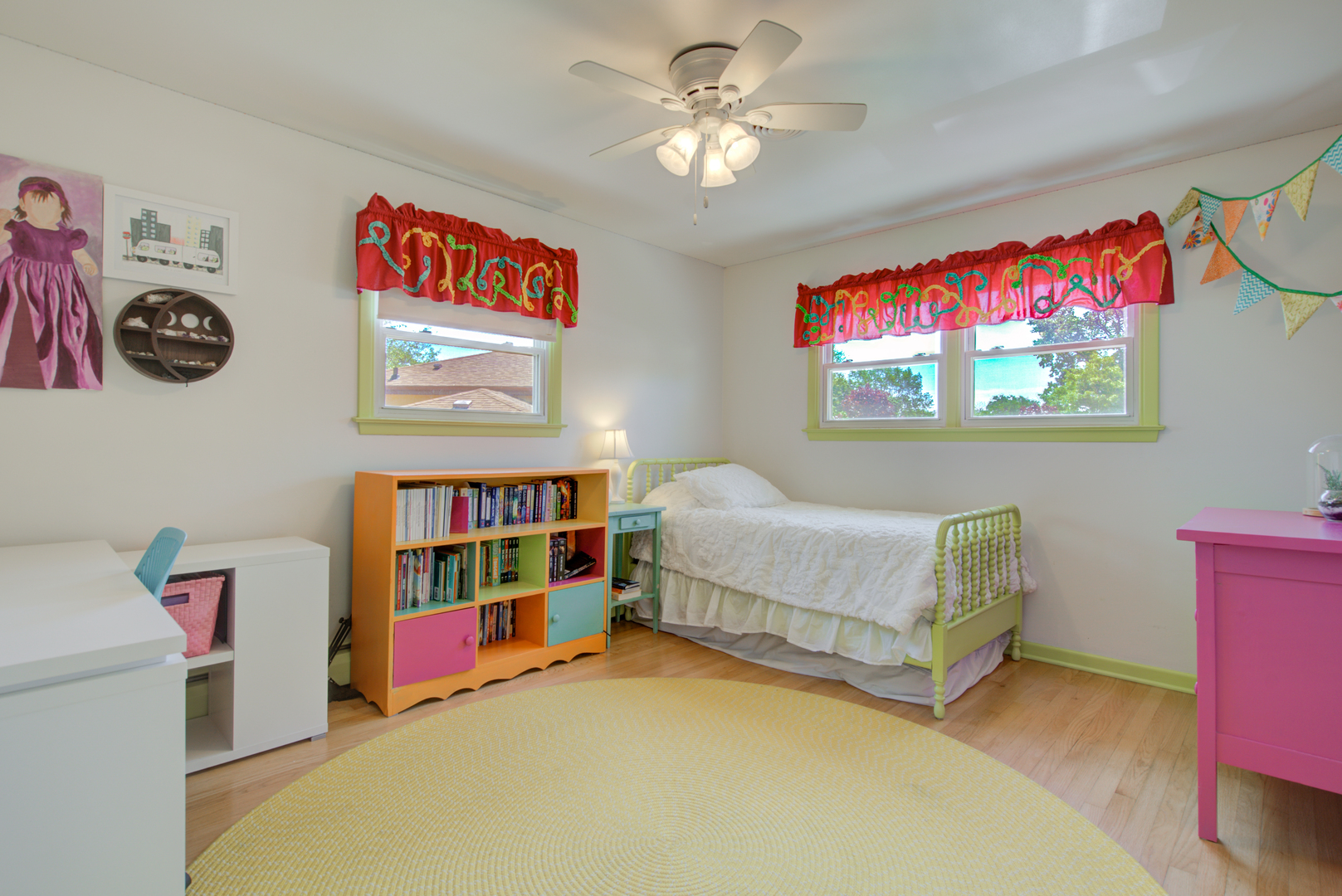 272 Scott Street Wheeling, IL 60090 - Photo 12 of 28 a living room with furniture and a bookshelf
