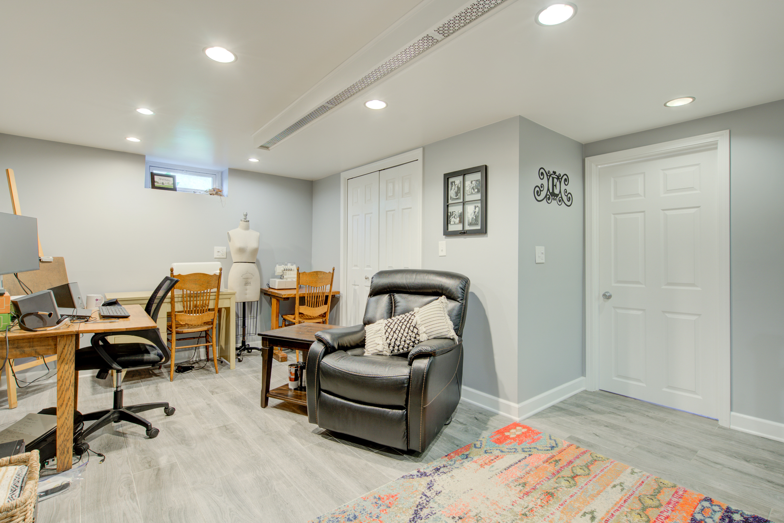 272 Scott Street Wheeling, IL 60090 - Photo 17 of 28 a living room with furniture and paintings on the wall