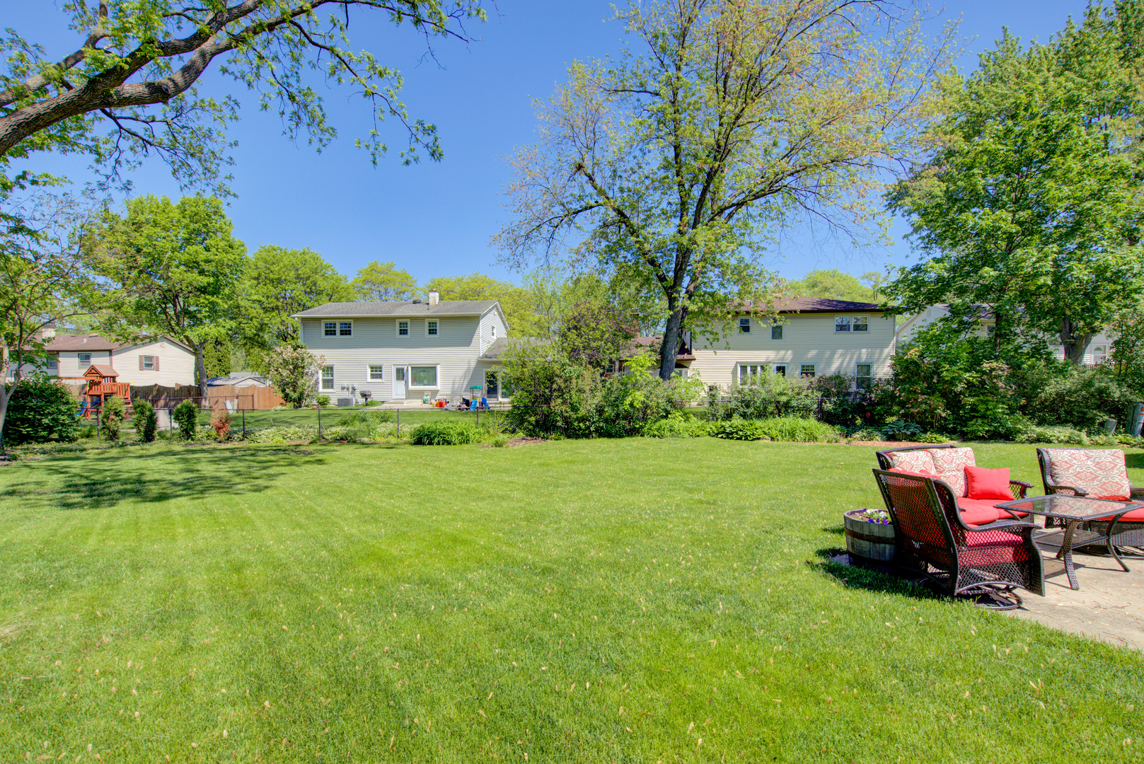 272 Scott Street Wheeling, IL 60090 - Photo 22 of 28 a backyard of a house with table and chairs