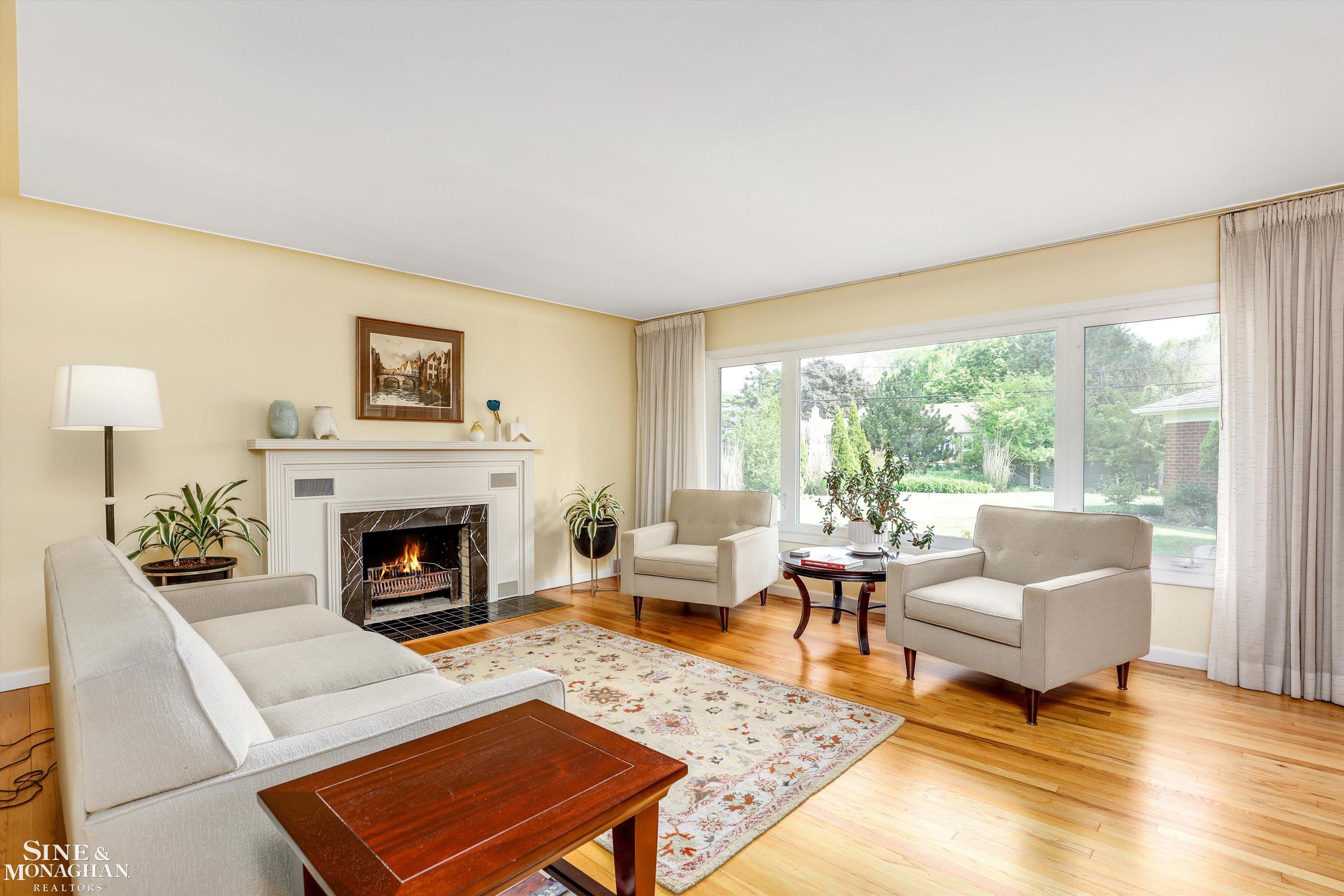 50 Hampton Road Grosse Pointe, MI 48236 - Photo 2 of 37 50142200-1eb2adbe-1438-406d-b22b-81d70967a2d3.JPG