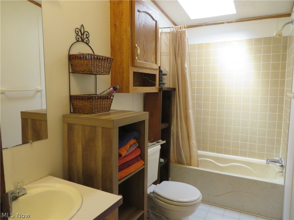15335 Moseley Road Madison, OH 44057 - Photo 11 of 34 2nd full bath in main living area.