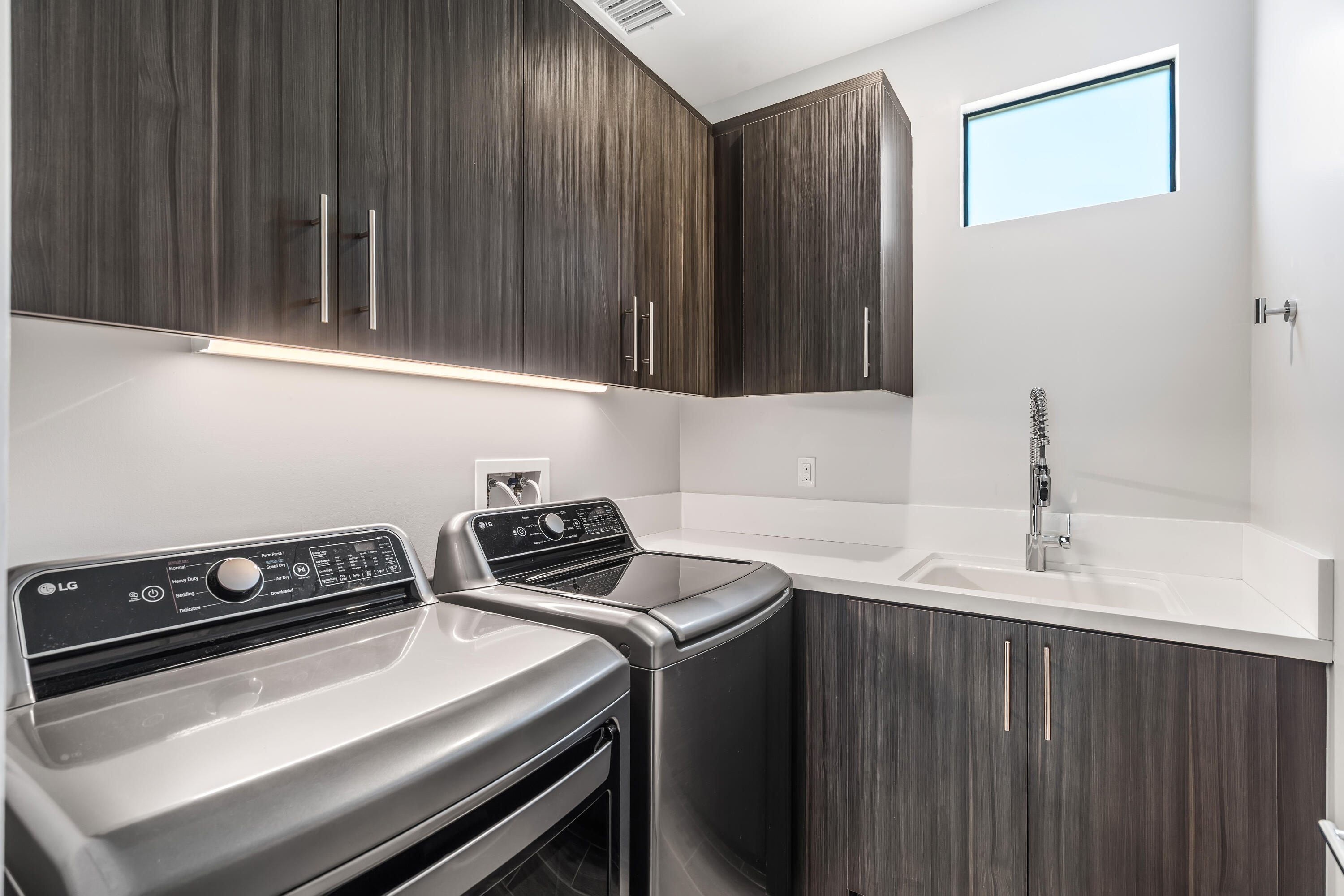 175 Vibe Way Palm Springs, CA 92262 - Photo 27 of 42 a kitchen with a stove and a sink