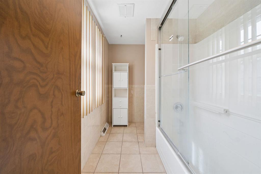 446 Diablo Drive Pittsburgh, PA 15241 - Photo 26 of 39 a bathroom with a bathtub and shower