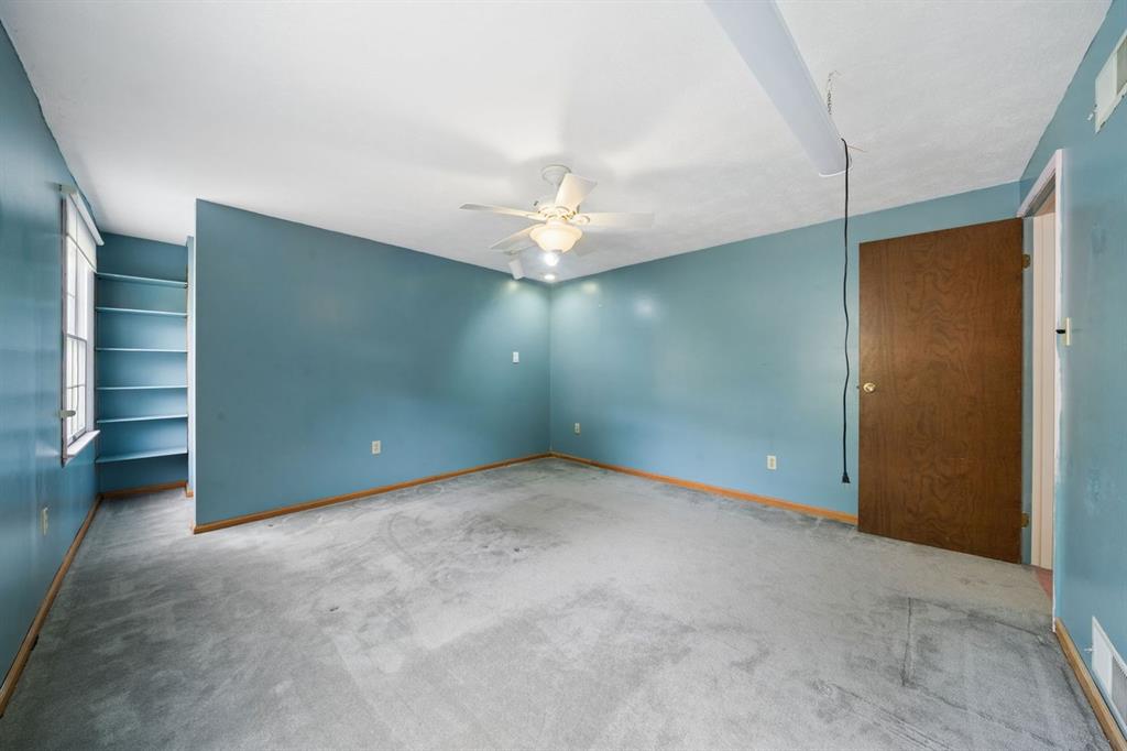 446 Diablo Drive Pittsburgh, PA 15241 - Photo 29 of 39 an empty room with a ceiling fan and window