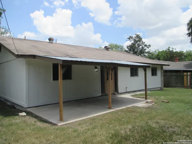 a view of a house with backyard