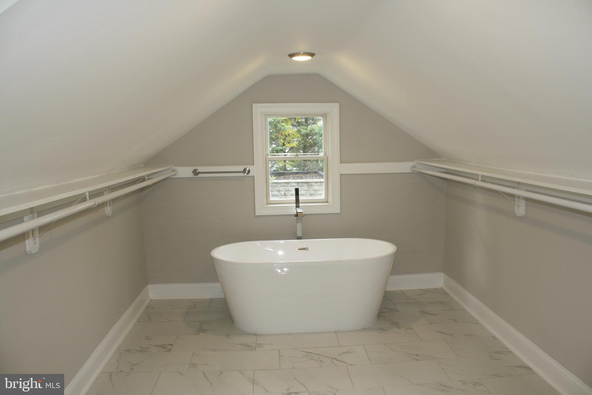 8000 Oakleigh Road Parkville, MD 21234 - Photo 19 of 28 Upstairs bathroom is impressive