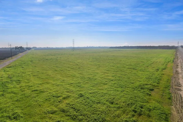 a view of an house with backyard space and garden