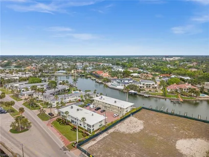 $429,000 | 1550 Gulf Shore Boulevard North, Unit E2, Naples, FL 34102