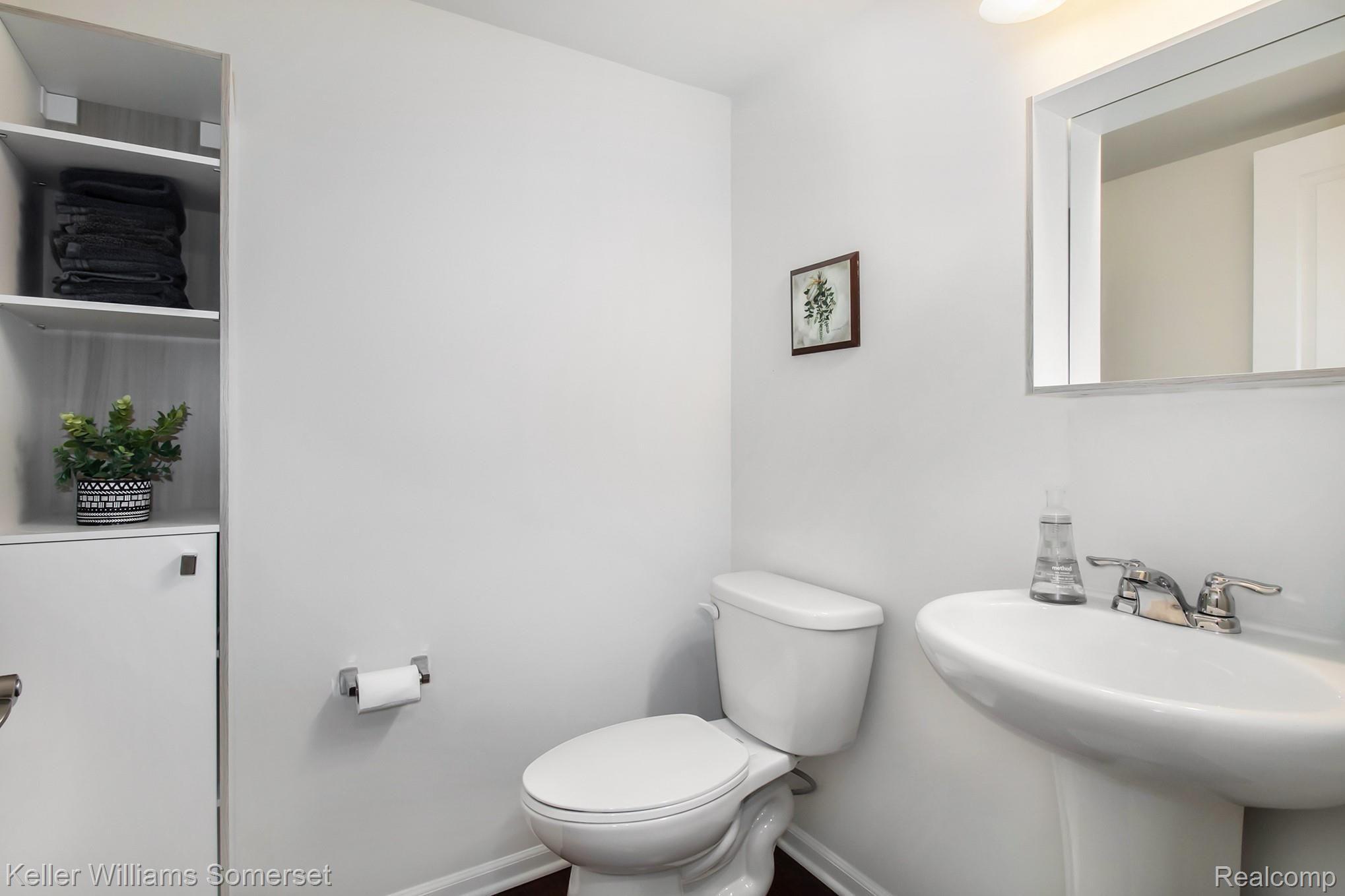 2734 Helmsdale Circle Rochester, MI 48307 - Photo 23 of 32 Powder room between second and third floor
