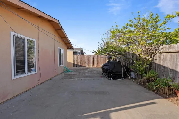 a view of a house with backyard