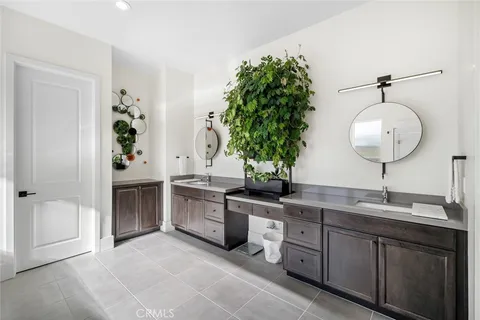 a en suite bathroom with a shower
