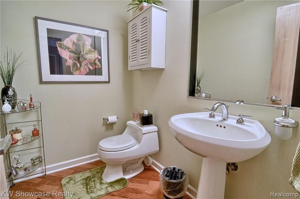 30654 High Valley Road Farmington Hills, MI 48331 - Photo 19 of 43