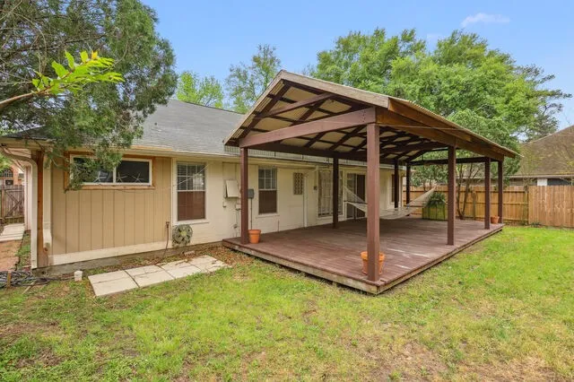 a view of a house with a backyard