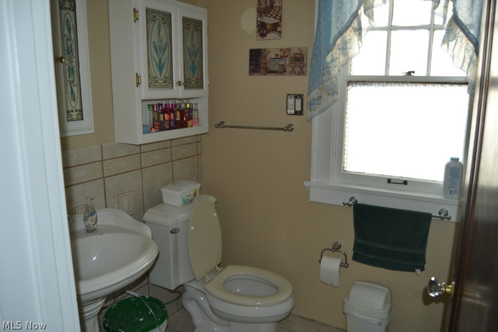 3389 Silsby Road Cleveland, OH 44118 - Photo 13 of 17 BATHROOM