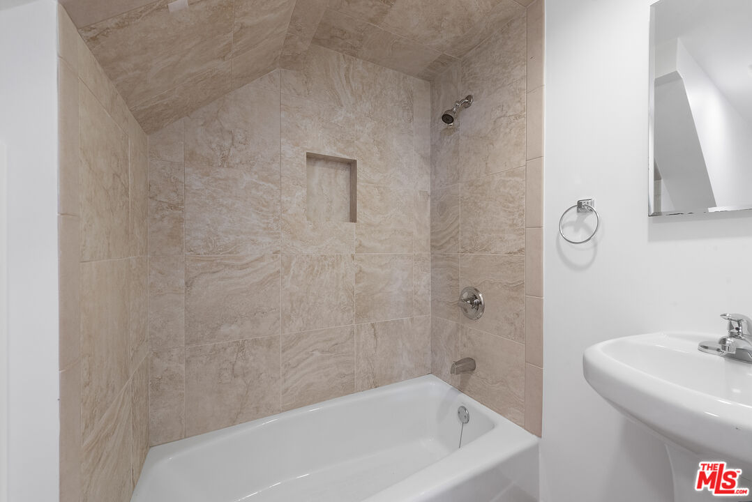 1211 North Kenter Avenue Los Angeles, CA 90049 - Photo 7 of 11