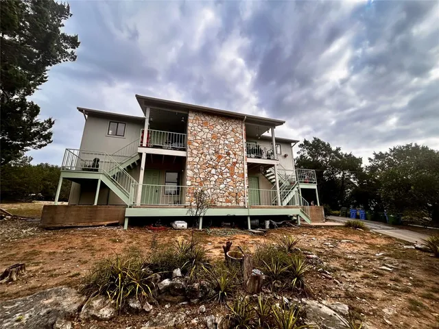 a view of a house with backyard