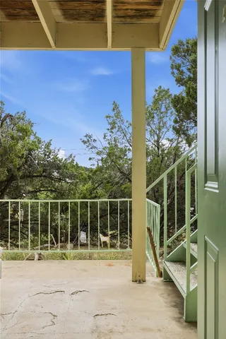 a view of a backyard