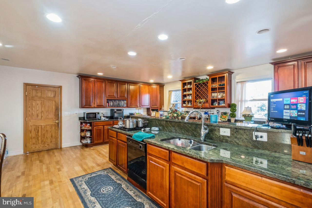 3433 Annandale Road Falls Church, VA 22042 - Photo 7 of 36