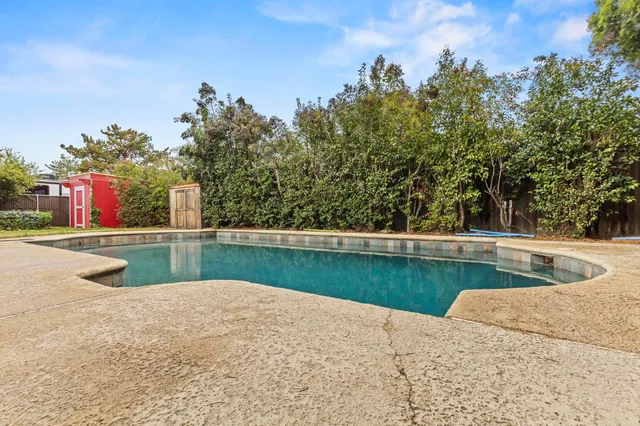 a view of a house with backyard and a garden
