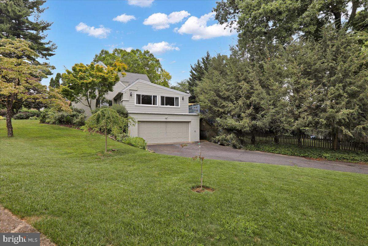 111 Maple Avenue Reading, PA 19607 - Photo 5 of 58 Oversized two car garage