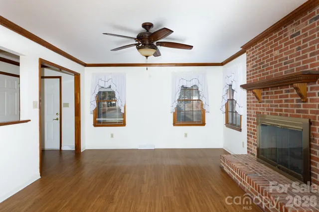 a view of livingroom and hardwood floor