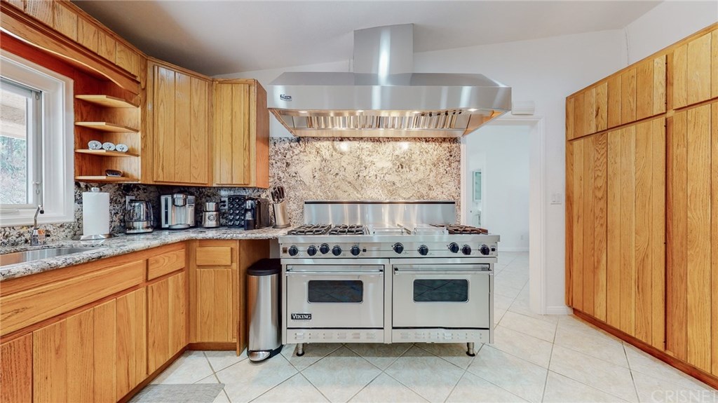 26127 Millstream Drive Canyon Country, CA 91387 - Photo 4 of 68 Gourmet Kitchen