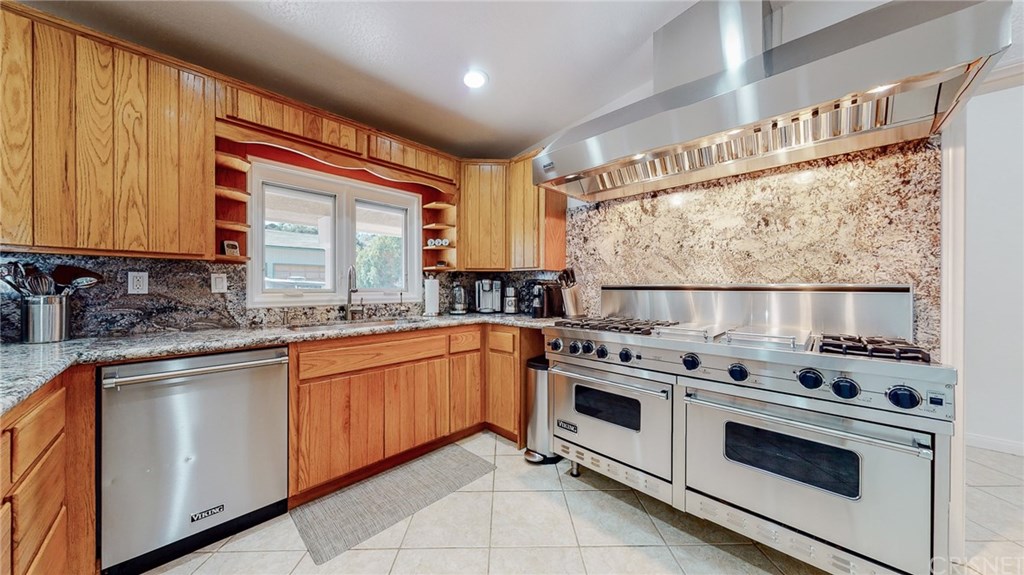 26127 Millstream Drive Canyon Country, CA 91387 - Photo 5 of 68 Gourmet Kitchen