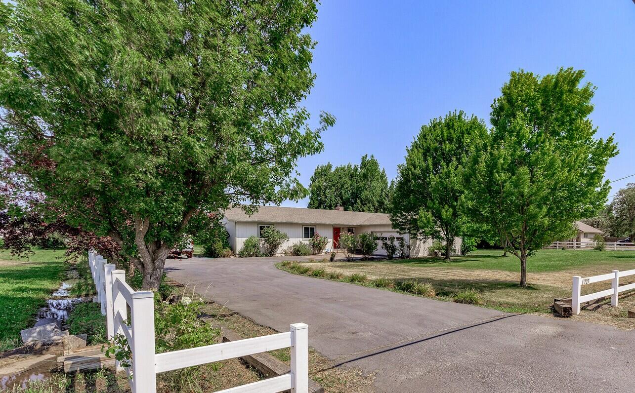 727 Oak Grove Road Medford, OR 97501 - Photo 1 of 43 1-Frontal