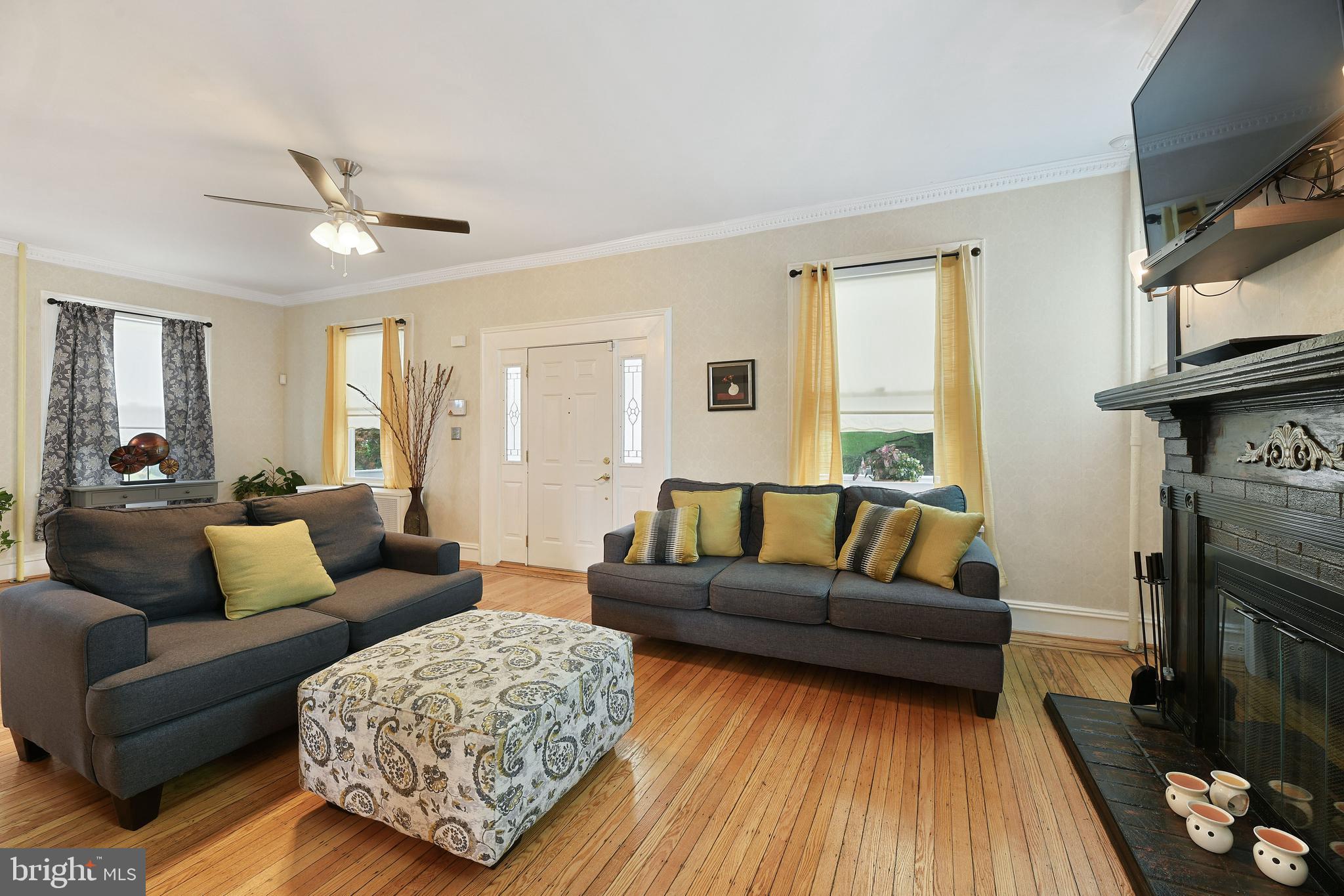 2508 Queen Anne Road Baltimore, MD 21216 - Photo 3 of 14 Living Room