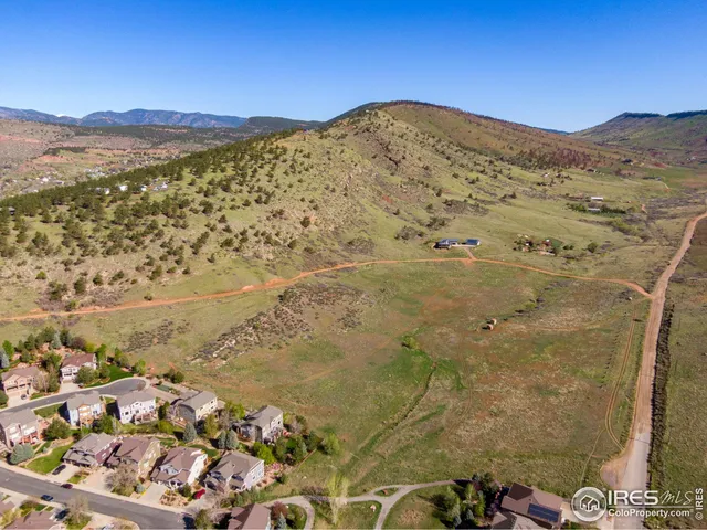 a picture of a bench in a white house