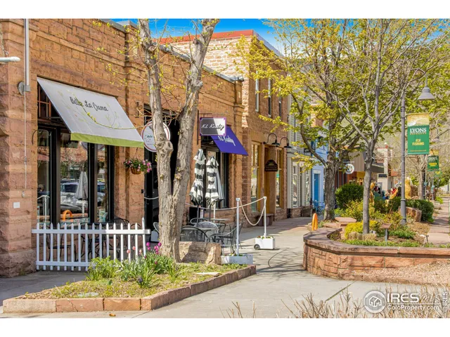 a view of a park with pathway