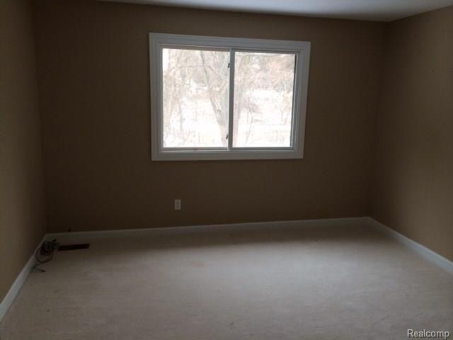 490 Cherry Tree Lane Rochester, MI 48306 - Photo 13 of 19 image (21).jpg