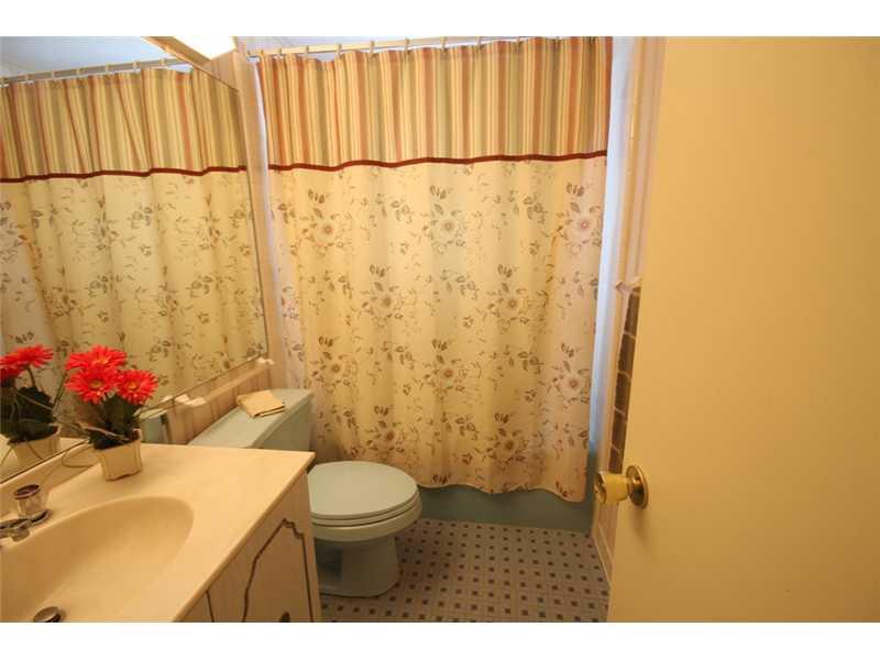 1524 Greentree Road Pittsburgh, PA 15220 - Photo 11 of 24 Full Bath.