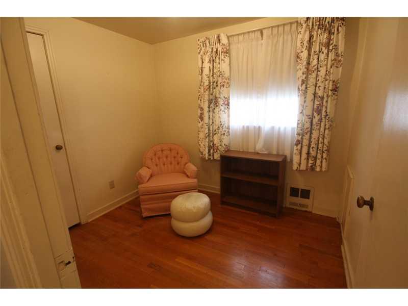 1524 Greentree Road Pittsburgh, PA 15220 - Photo 14 of 24 Bedroom.
